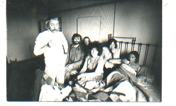 Porte, F. André de la - Originele foto van een zieke Remco Campert in bed met enkele bezoekers.