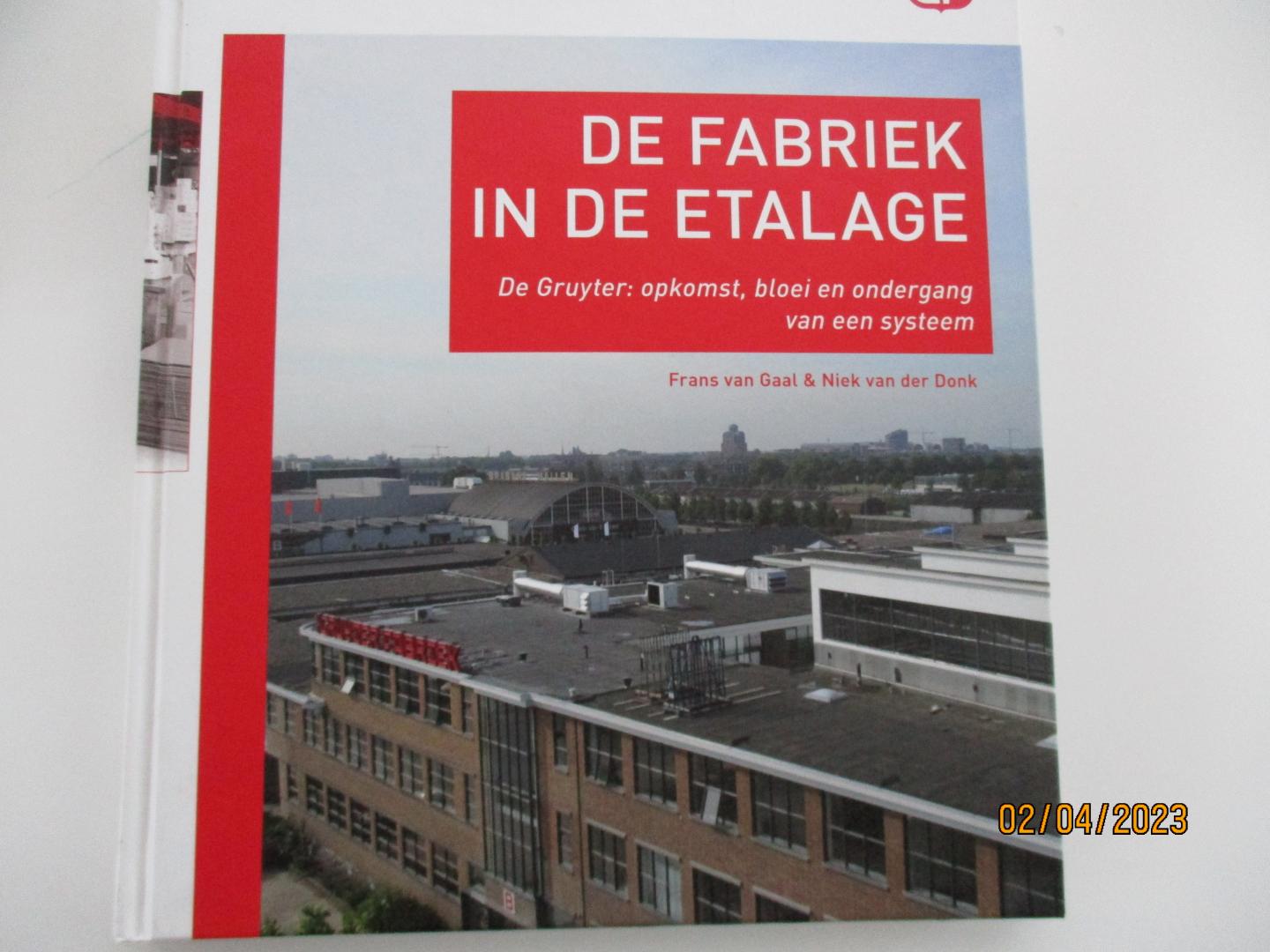 Donk, Niek van der en Frans van Gaal. - De fabriek in de etalage / de Gruyter opkomst, bloei en ondergang van een systeem