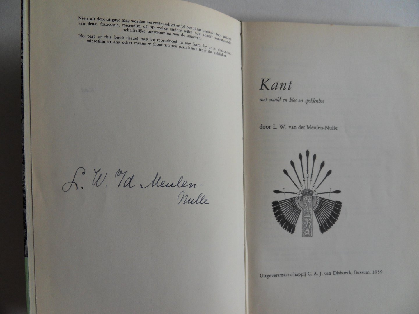 Meulen-Nulle, L.W. van der. [ GESIGNEERD ]. - Kant met naald en klos en speldenbos.