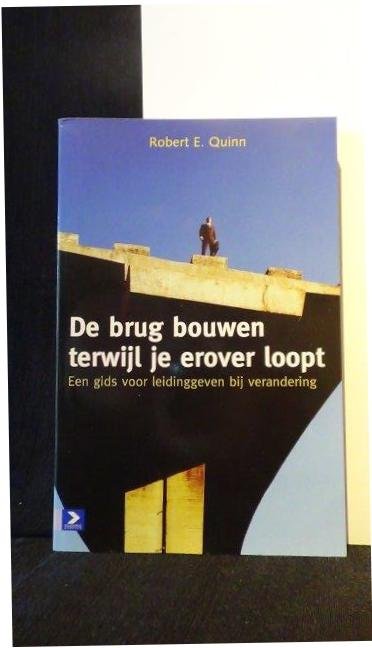 Quinn, Robert E., - De brug bouwen terwijl je erover loopt. Een gids voor leiding geven bij verandering.