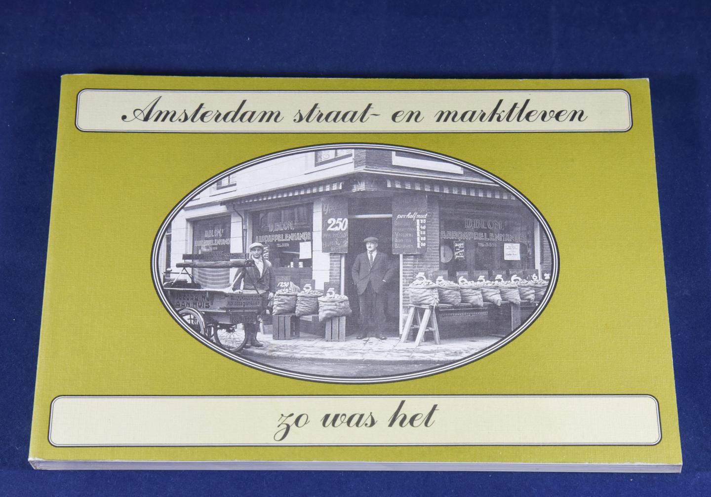 Regt-Admiraal, G.A.M. de - Amsterdam straat- en marktleven. Zo was het