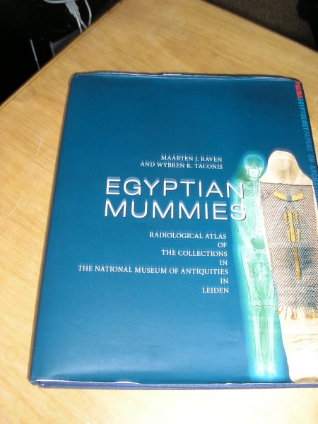 Raven, Maarten J.  Taconis, Wybren K. - Egyptian Mummies / Radiological Atlas of the Collections in the National Museum of Antiquities in Leiden