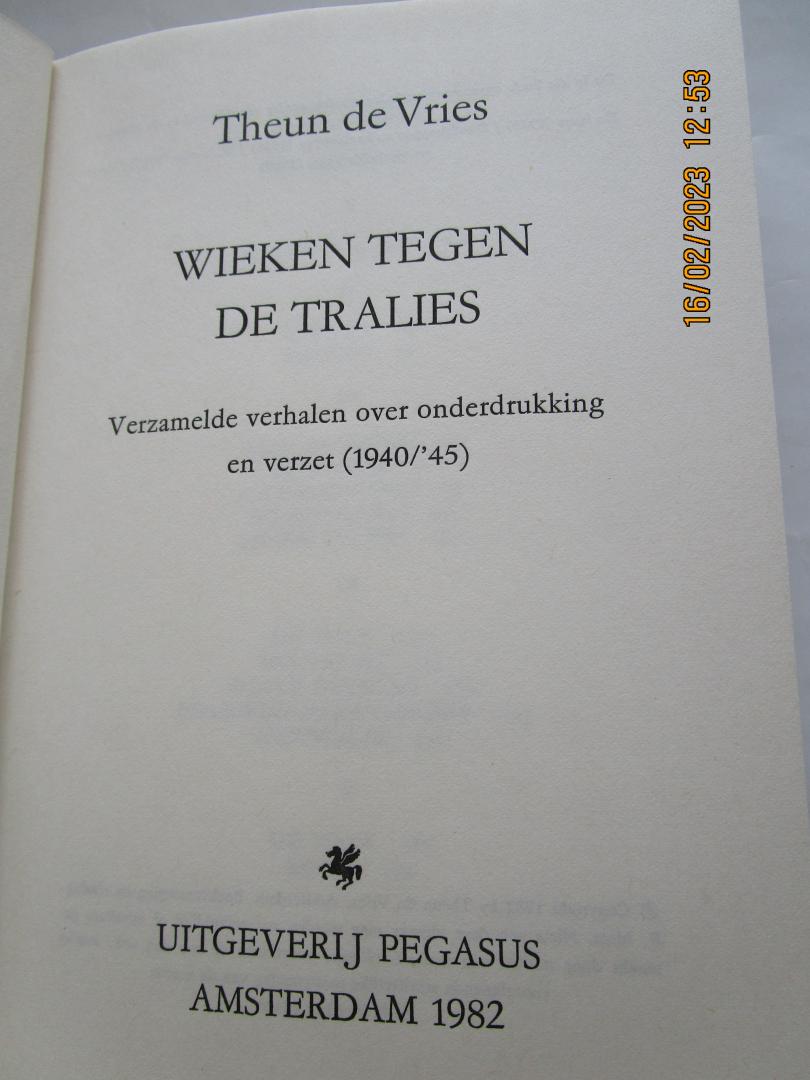 Vries, Theun de - Wieken tegen de tralies  - verzamelde verhalen over onderdrukking en verzet (1940-1945) -
