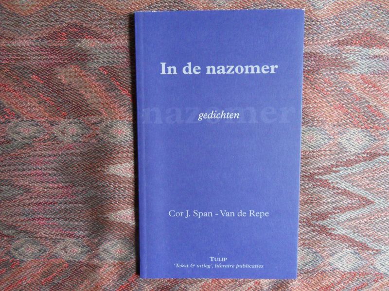 Span - Van de Repe, Cor J. [ ! GESIGNEERD ]. - In de Nazomer. - Gedichten. --- 1e druk, 2008. Kleine paperb.met kartonnen platten en flappen met begeleid. tekst en colofon. In prakt. nieuwst. Geen naam ingeschr., anders dan de signatuur van de dichteres. 47 pp. Met een nawoord van Hijlco Spa