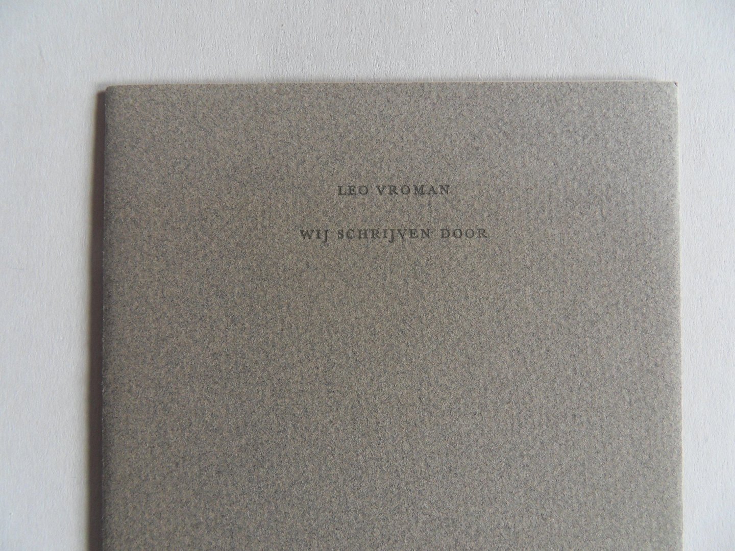 Vroman, Leo. - Wij schrijven door. [ Genummerd exemplaar 56 / 85 ].