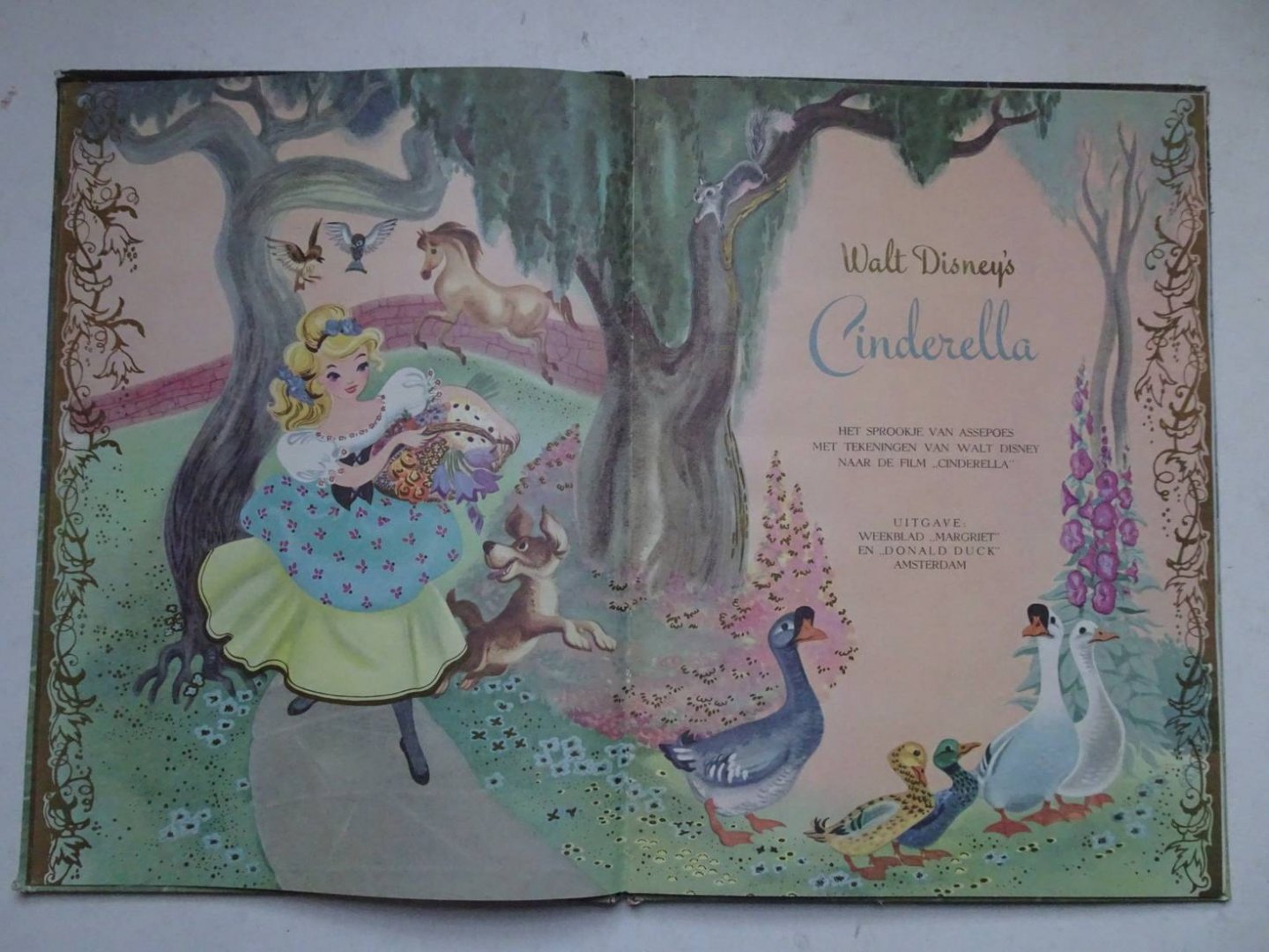 Disney, Walt. - Walt Disney's Cinderella. Het sprookje van Assepoes met tekeningen van Walt Disney naar de film "Cinderella". Een gouden "Margriet" boek.