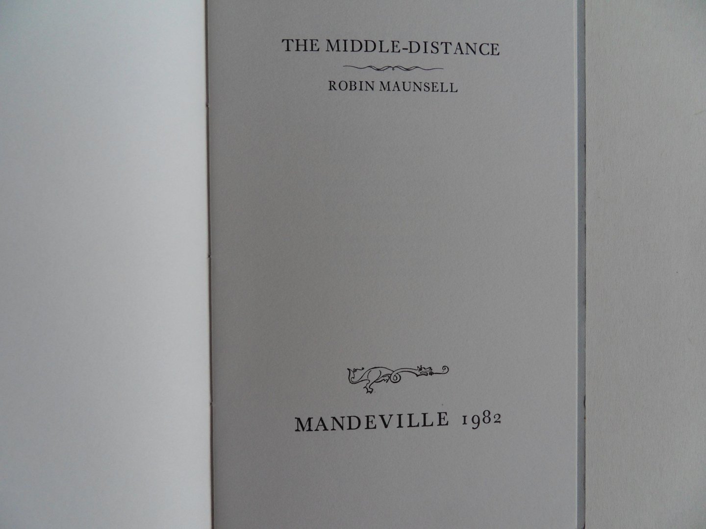 Maunsell, Robin. [ GESIGNEERD door de dichter ]. - The Middle-Distance. [ Genummerd ex. 8 / 35 ].