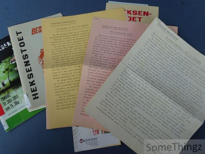 Anon. - Jozef Maes / Sonja Hauspie et al. - Documentatie betreffende de Heksenstoet te Beselare. (Programmaboekje 25 juli 1965 met bijgevoegd enkele pagina's tekst van Jozef Maes, krantenknipsels en flyers / Programmaboekje 31 juli 1966 met 2 flyers / boekje 42ste Heksenstoet. Beselare ...