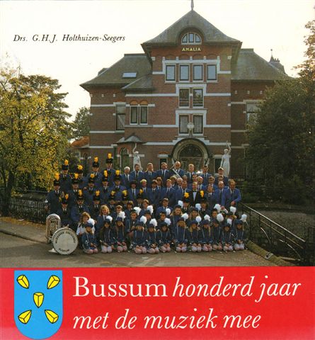 Holthuizen-Segers, Drs. G.H.J. - Bussum, honderd jaar met de muziek mee, 102 pag. softcover, gave staat