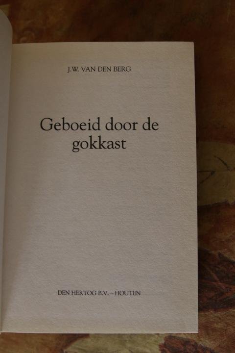 Berg, J. W. van den - Geboeid door de gokkast