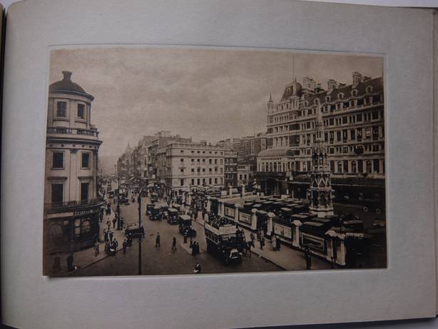 N.n.. - London. Twenty-four artistic views. Beautifully printed in latest mezzo-tint process.