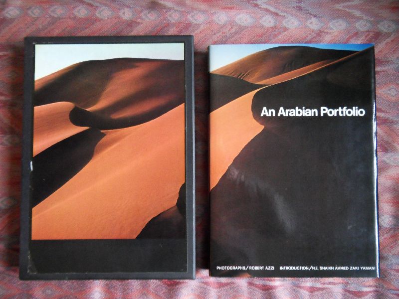 Azzi, Robert (Photographs); Yamani, H.E. Shaikh Ahmed Zaki (introduction). - An Arabian Portfolio. --- 1e druk, 1976. Prachtig fotowerk van Robert Azzi. Geb. boek in nieuwstaat in fraai (met Arabische figuren) bewerkt grof zwart jute. Met het s.o. in zeer goede staat. Het geheel in de bijbehorende kartonnen foedraal. 224