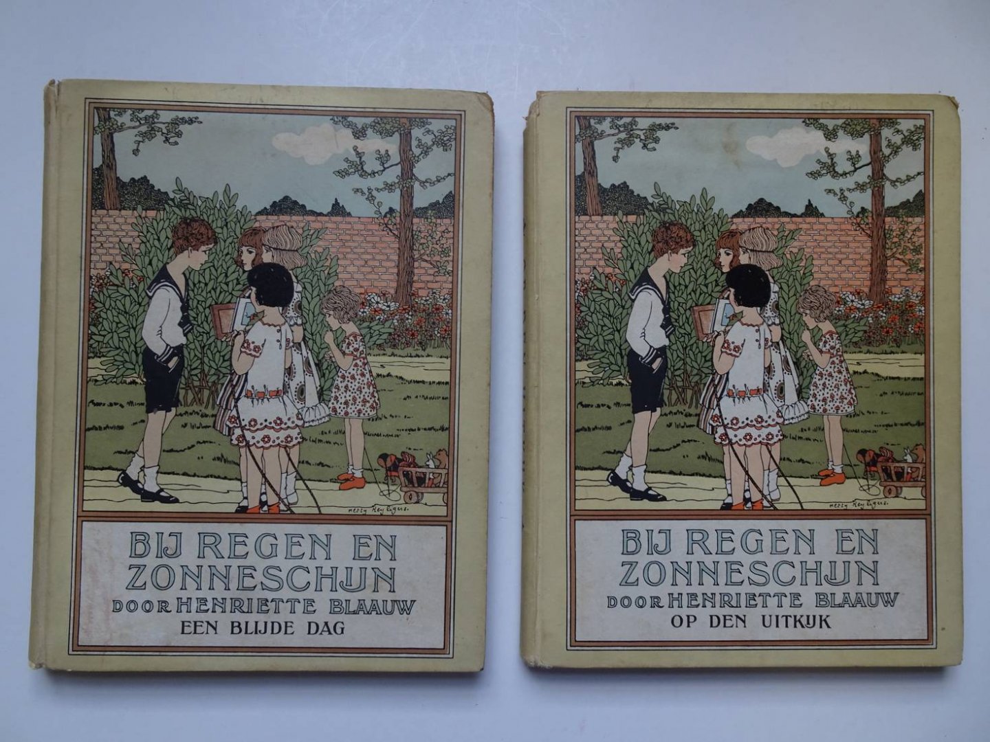 Blaauw, Henriëtte & M. Morris. - Bij regen en zonneschijn. Een verzameling verhalen, versjes, kunstjes, raadsels, knutselwerkjes, spelletjes, enz., enz. Op den uitkijk/ Een blijde dag. 2 delen.