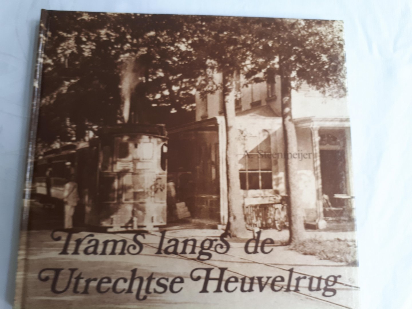 Steenmeijer, A. - Trams langs de Utrechtse Heuvelrug. De tramlijn Amersfoort-Zeist-Rhenen-Arnhem alsmede de zijlijn Doorn- Wijk bij Duurstede 1882 - 1949