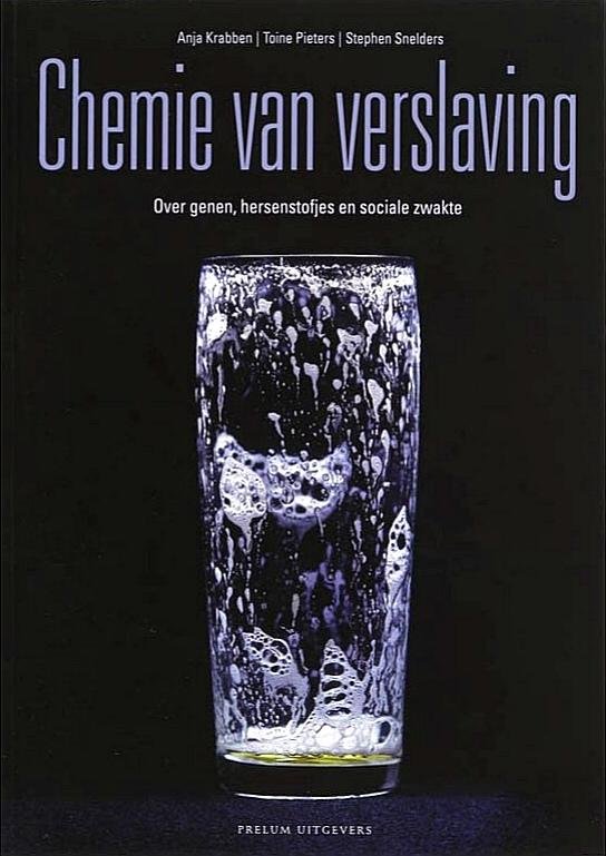 Krabben , Anja . & Toine Peters . & Stephen Snelders . [ ISBN  9789085620440 ] 3319 - Chemie van Verslaving . ( Over genen, hersenstofjes en sociale zwakte . ) Het gebruik van genotsmiddelen om te ontspannen, te vergeten, te durven en te dromen is een existentiële behoefte van mensen. Maar de verslavingsstatistieken in Nederland -