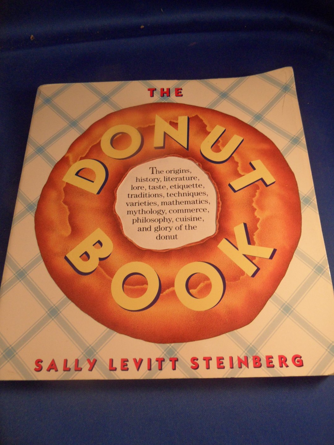 Steinberg, Sally Levitt - The Donut Book. The origins, history, literature, taste, etiquette, traditions, techniques, varieteis mathematics, mythology, commerce, philosophy, cuisine, and glory of the donut