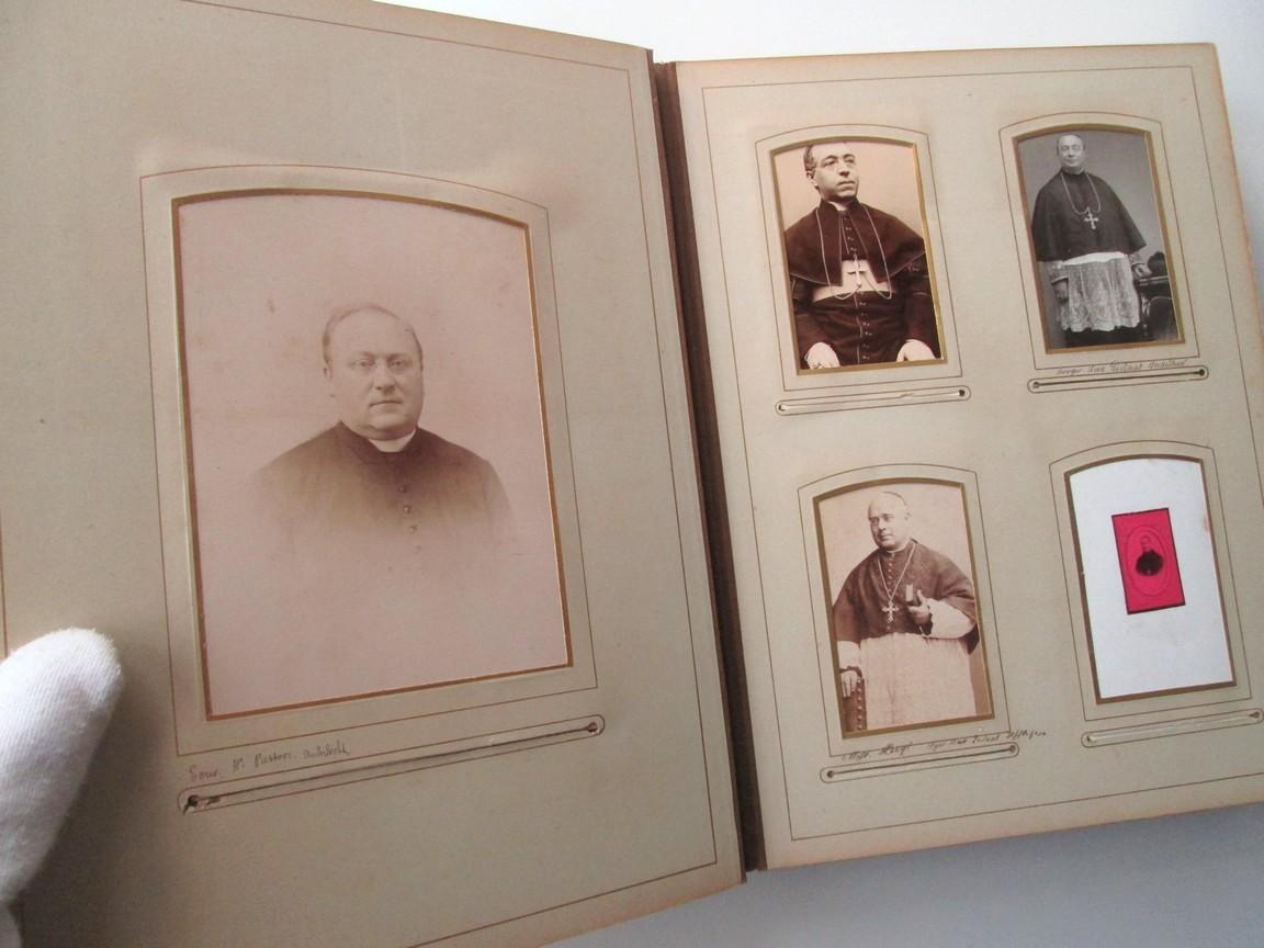 [Fotografica] - [Fotoalbum met o.a. katholieke geestelijken en nonnen] - met handgeschreven: "Souvenir de mon [...] Oncle"