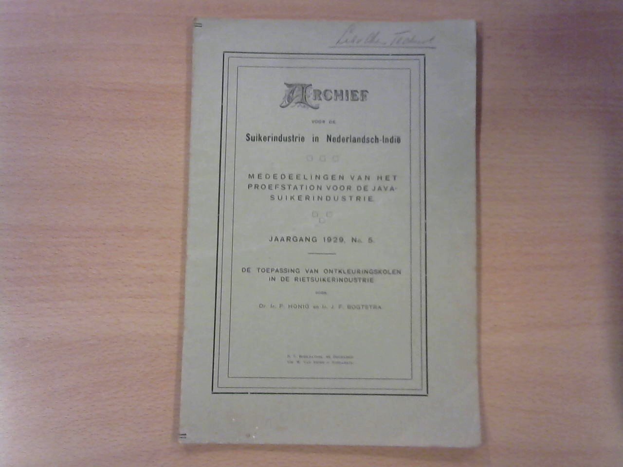 Honig, Dr. Ir. P. en Bogtstra, Ir. J.F. - Archief voor de Suikerindustrie in Nederlandsch-Indië. De toepassing van ontkleuringskolen in de rietsuikerindustrie