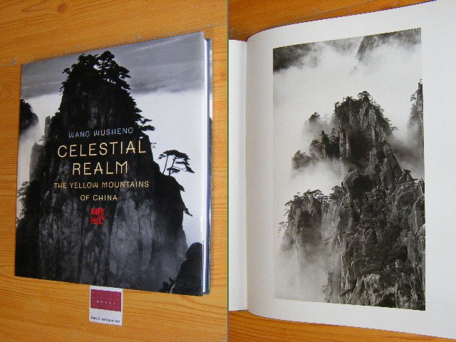 Wu Hung, Damian Harper, Seigo Matsuoka (texts), Wang Wusheng (photos) - Celestial Realm. The Yellow Mountains of China