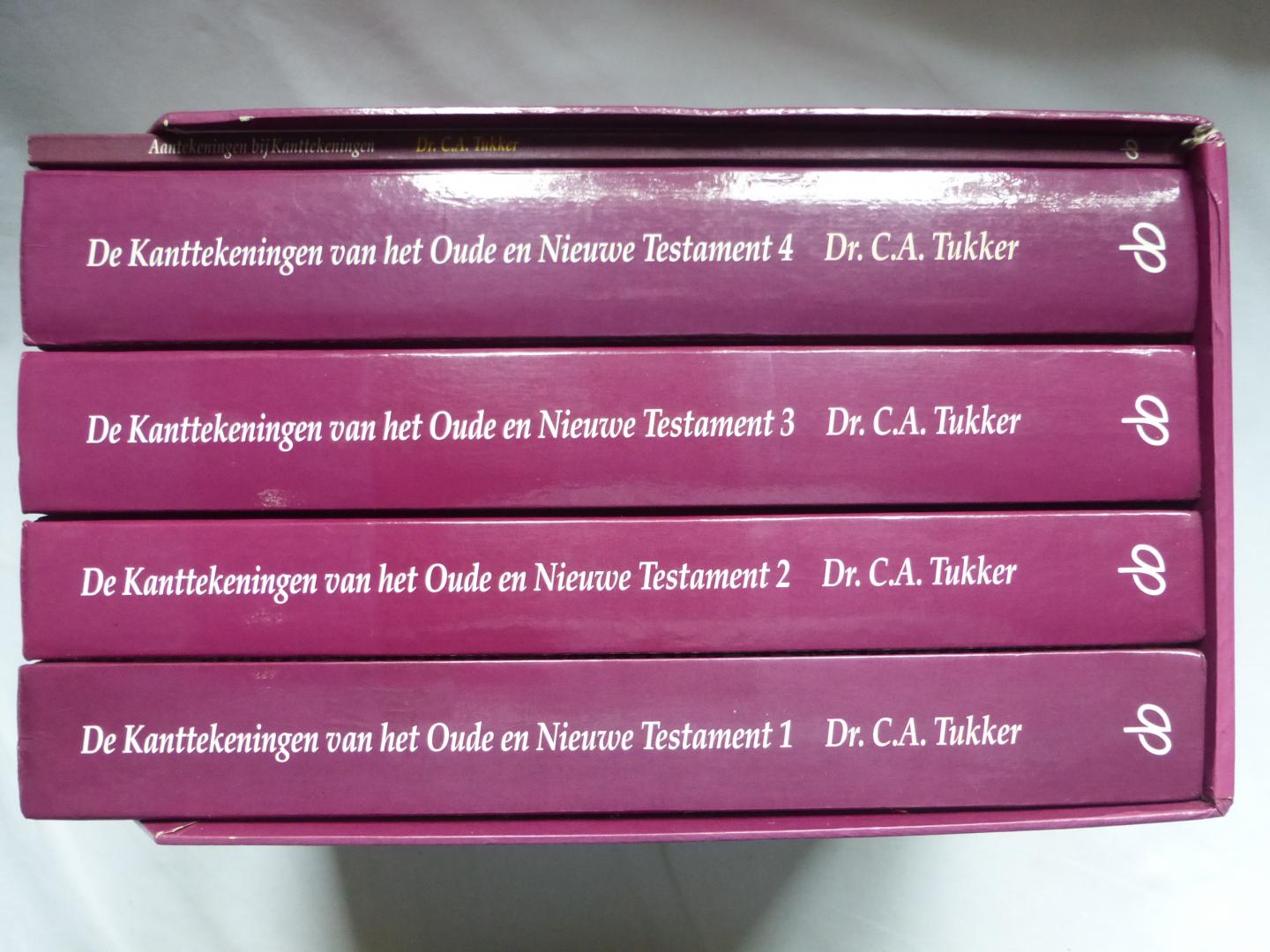 Tukker, Dr. C.A. - De Kanttekeningen van het Oude en Nieuwe Testament, 4 delen compleet + aantekeningen in cassette.
