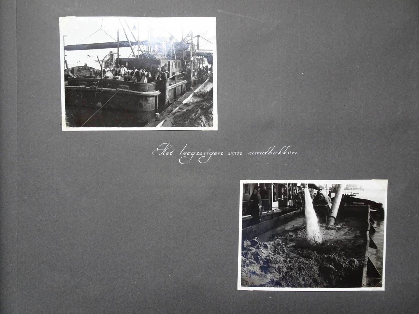 Bruijn, Ab de (fotografie). - Fotoalbum. "Ter herinnering aan de uitgevoerde herstel- en Baanverzwaringswerken van de spoorlijn Dordrecht-Willemsdorp 1945-1946".