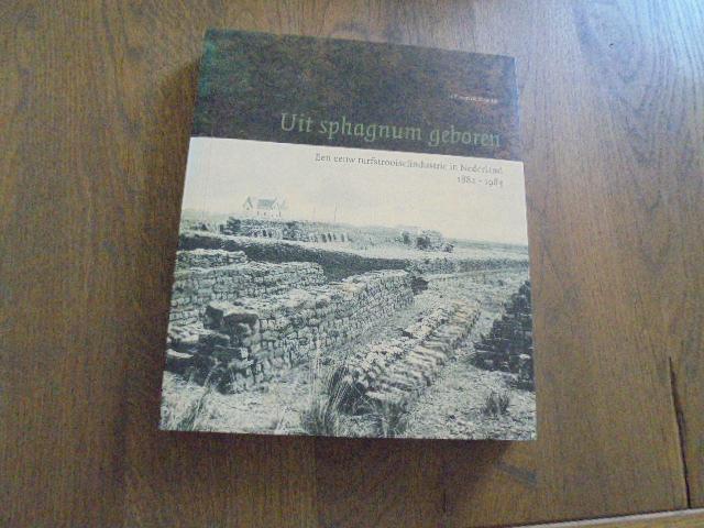 Griendt, A.F. van de - 100 jaar Nederlandse turfstrooiselindsutrie 1882-1983 / druk 1 uit sphagnum geboren
