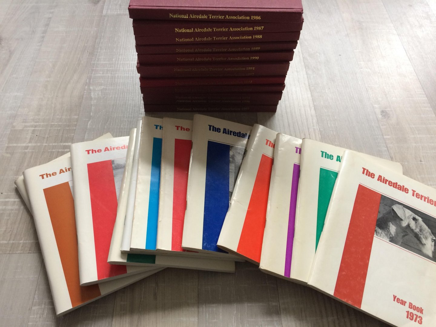 Donald Millar - 24 jaarboeken over de Airdale terriër; National Airedale Terriër associations