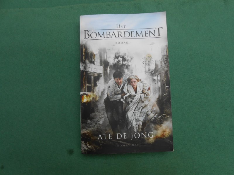 Jong, Ate de - Het bombardement