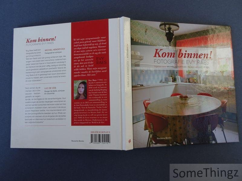 Raes, Evy [fotograaf] - De Vos, Luc en Hendryckx, Michiel [inl.] - Kom binnen! Fotografie Evy Raes, ingeleid door Michiel Hendryckx en teksten van Luce De Vos.