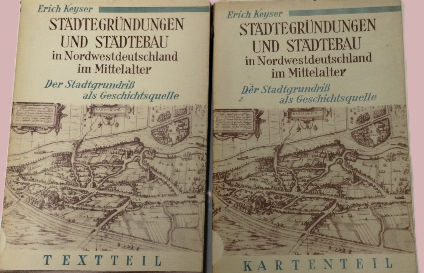 KEYSER, E. - Städtegründungen und Städtebau in Nordwestdeutschland im Mittelalter. Mit 2 Lageplänen, 40 Stadtplänen und 86 Bauzeichnungen. Complete in 2 volumes.