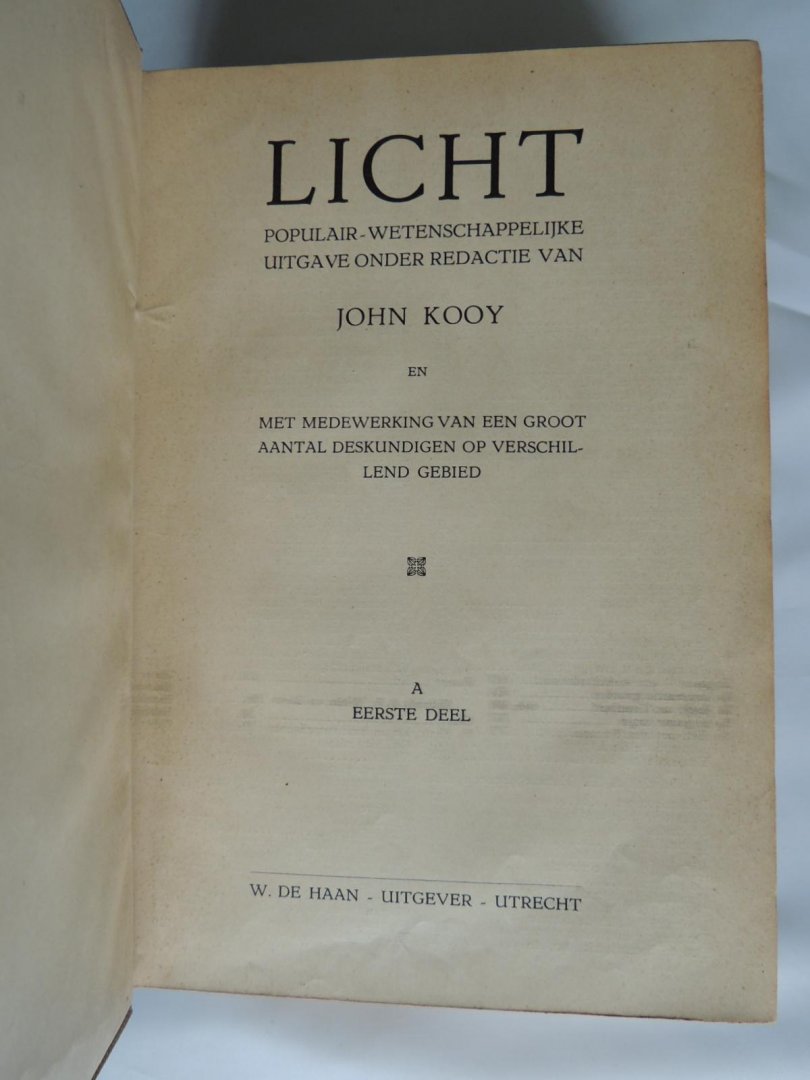 Kooy, John (redactie) - LICHT - Eerste reeks. Van stof en sterren.........Populair wetenschappelijke uitgave, in 104 wekelijkse afleveringen.
