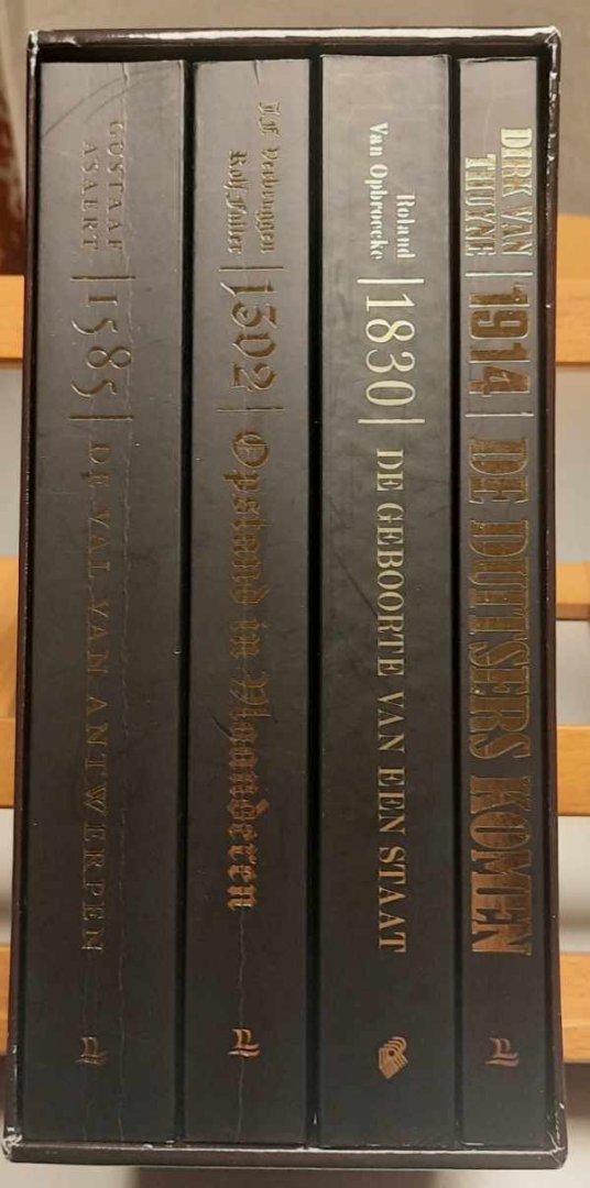 VERBRUGGEN, FALTER, ASAERT, VAN OPBROECKE, VAN THUYNE - Cassette met 4 boeken onder de titel Geschiedenis van Vlaanderen: 1302 Opstand in Vlaanderen, 1585 De val van Antwerpen, 1830 De geboorte van een staat, 1914: De Duitsers komen