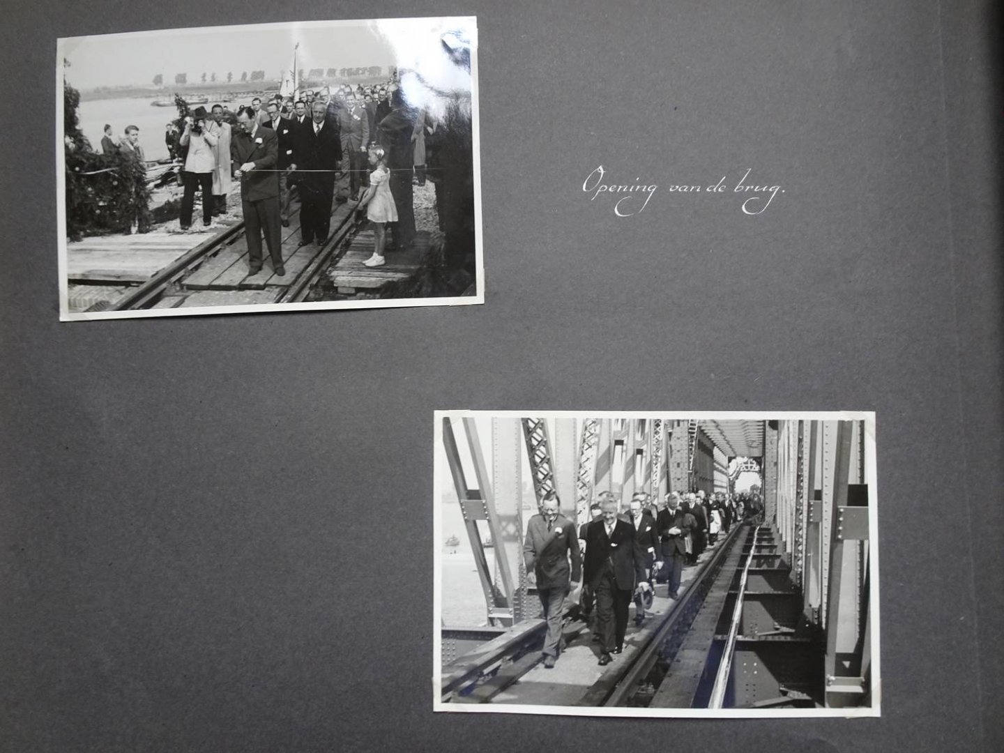 Bruijn, Ab de (fotografie). - Fotoalbum. "Ter herinnering aan de uitgevoerde herstel- en Baanverzwaringswerken van de spoorlijn Dordrecht-Willemsdorp 1945-1946".