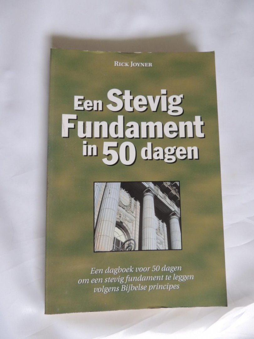 Joyner,Rick - Een stevig fundament in 50 dagen. Een dagboek voor 50 dagen om een stevig fundament te leggen volgens Bijbelse principes