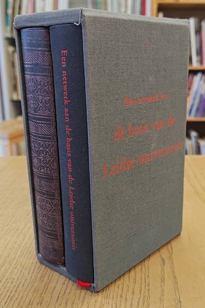 HEESAKKERS, CHRIS L. & DOUSA, JANUS. - Een netwerk aan de basis van de Leidse Universiteit. Het album amicorum van Janus Dousa. Facsimile-uitgave van hs. Leiden UB, BPL 1406 met een inleiding, transcriptie, vertaling en toelichting door Chris L. Heesakkers. 2 delen in cassette.