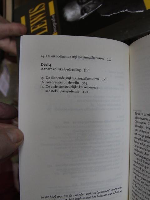 Mittelberg, Mark, Hybels, Bill - Bouwen aan een aanstekelijke kerk. Mensen bij Jezus brengen zonder zijn woorden af te zwakken