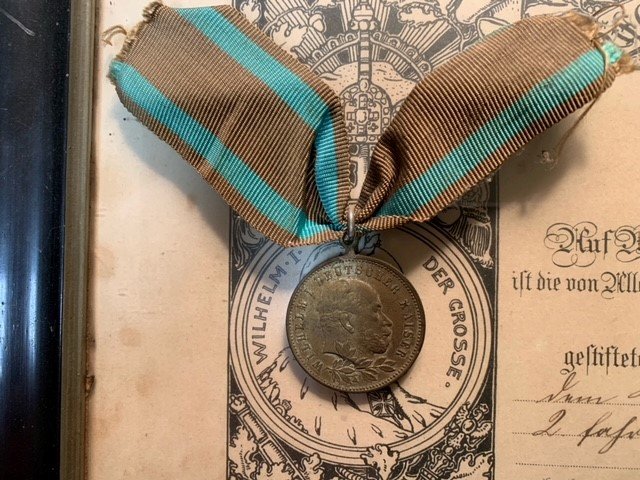  - Errinnerungs-Medaille aus erbeuteter Kanonen-Bronce Andenken an den Hundertsten Geburtstag des Grossen Kaisers Wilhelm I zum Kanonier Robert LauterbachErfurt, 16. Juni 1897.With an original rememberance medal.