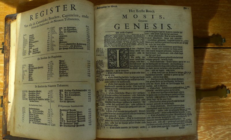  - BIBLIA, dat is de gansche H. Schrifture vervattende alle de Canonijcke Boecken des Ouden en des Nieuwen TESTAMENTS.