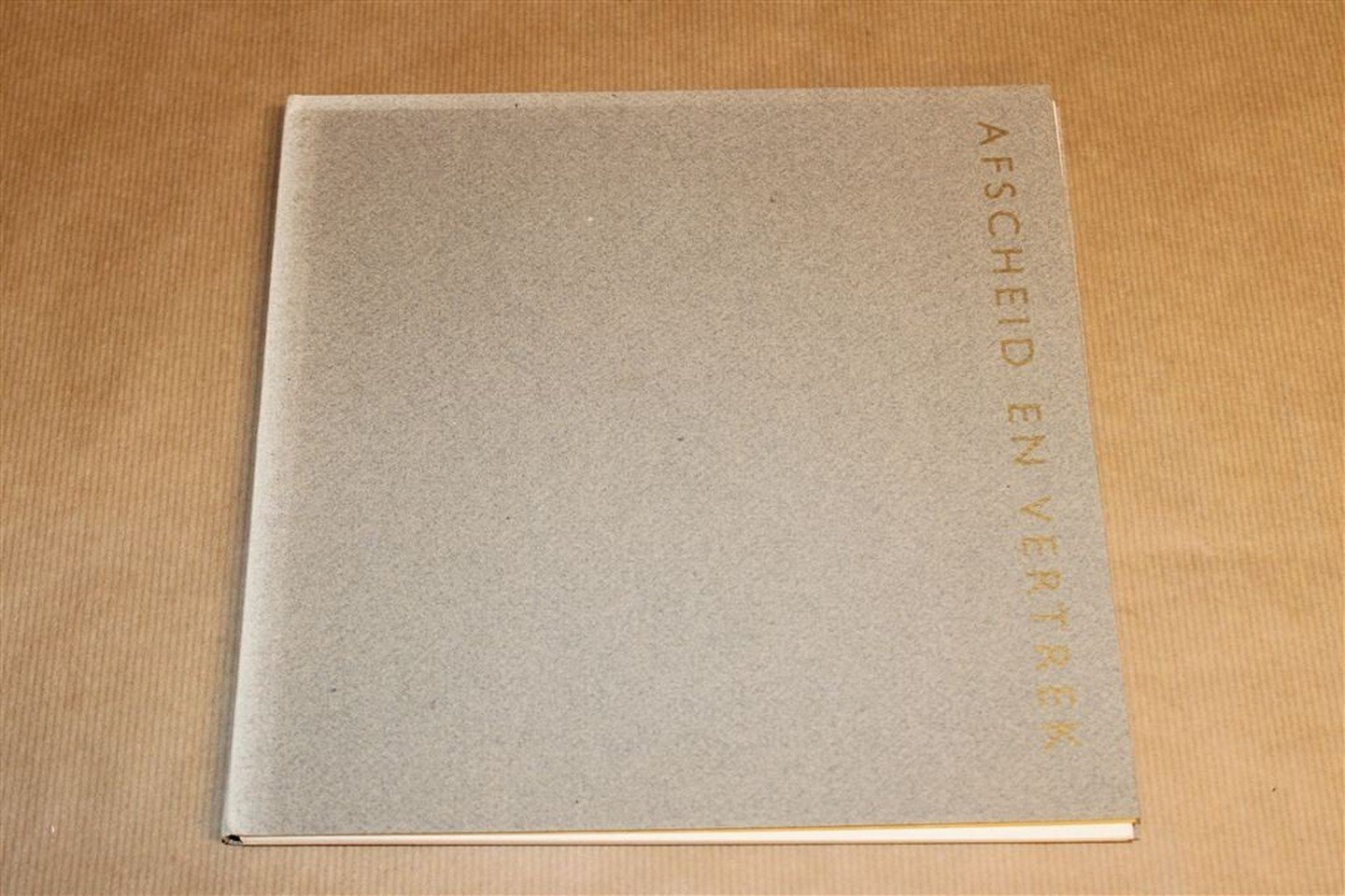 Estrellita Bartelsman, Riet van der Linden, Annie Wright, Fred van Riel, Stichting Voorzieningsfonds voor Kunstenaars - Afscheid en vertrek Gesgigneerd met opdracht door: Estrellita Bartelsman. Dit is genummerd ex. 15.