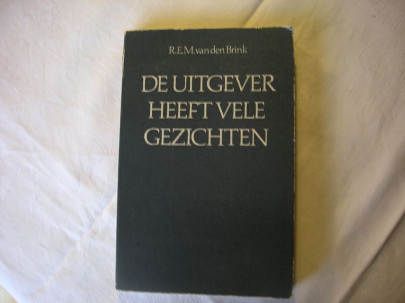 Brink, R.E.M. van den, /voorwoord A.Visser, voorzitter VVBB - De uitgever heeft vele gezichten