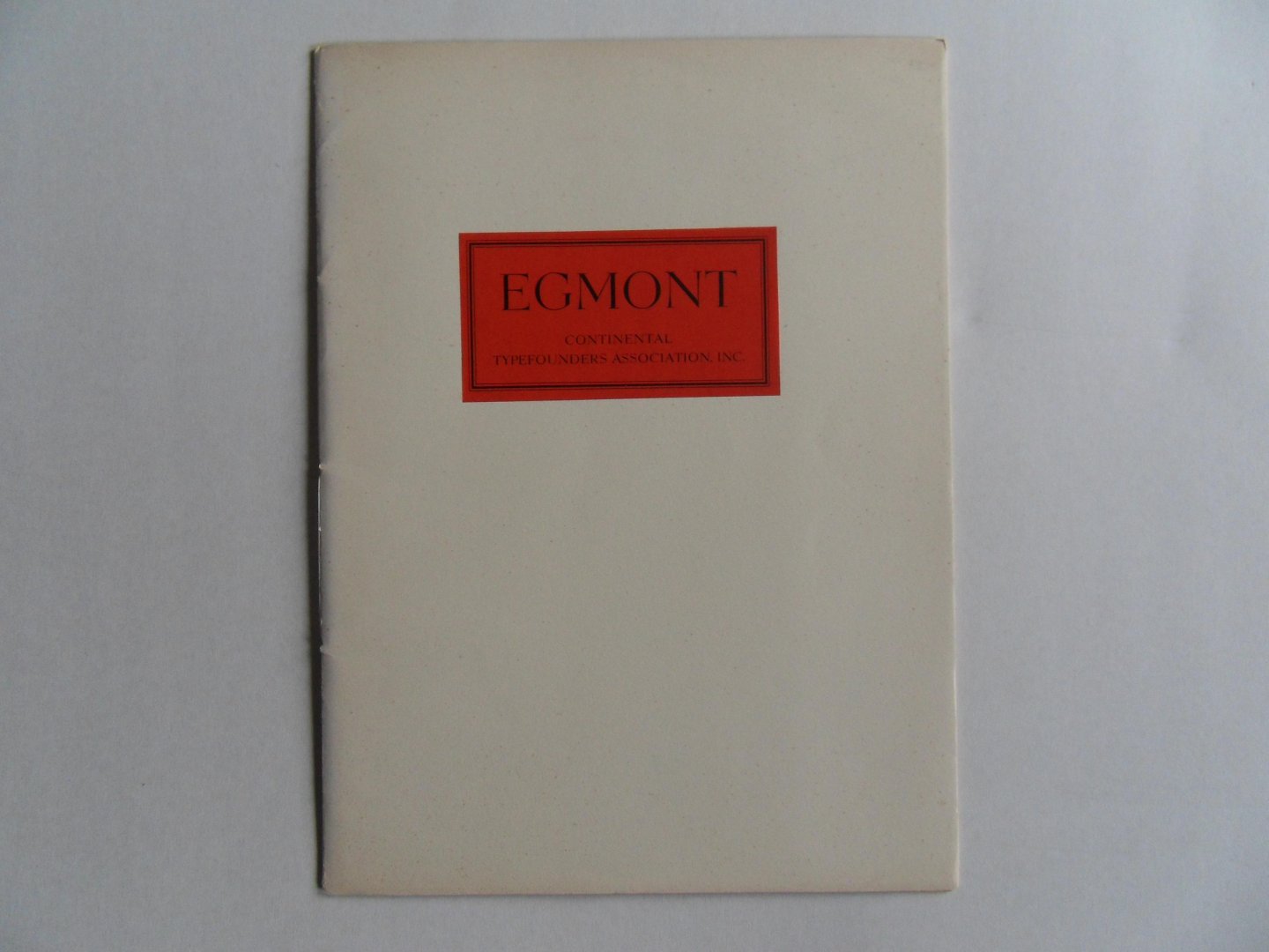 Roos, S.H. de [ ontwerper ]. - Egmont. - A Distinguished Design for Fine Books and Quality Advertising. [ Letterproef - Type specimen ]. [ Met drie bijlagen ].