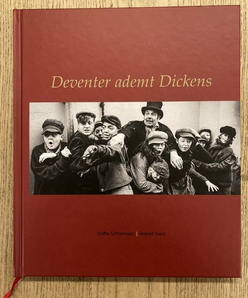 SCHOEMANS, STEFFIE & ARNOLD  JOOST. - Deventer Ademt Dickens.