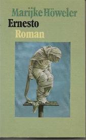 Höweler (-van Dalen - Koog aan de Zaan, 27 juli 1938 - Amsterdam, 5 mei 2006), Marijke - Ernesto - In dit boek voert Marijke Höweler nog één maal alle figuren op wier belevenissen we met een mengeling van afschuw en meedogen hebben kunnen volgen in 'Van geluk gesproken' en 'Bij ons schijnt de zon'