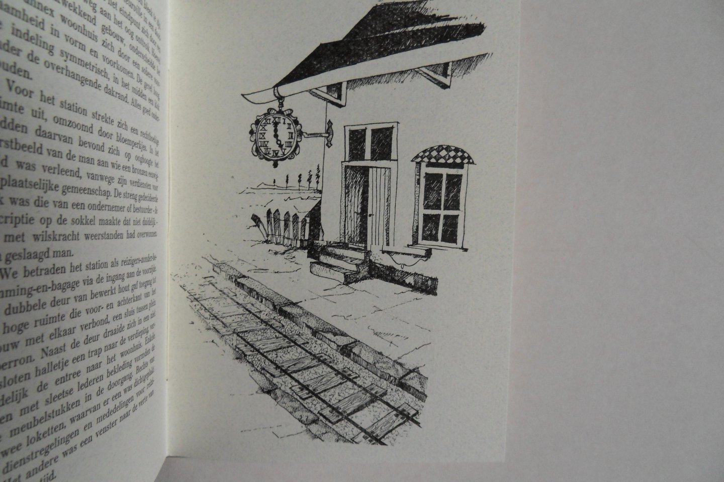 Ramele, Ferrie van (tekst); Hooijdonk, Thijs van (tekening). [ GESIGNEERD door auteur en kunstenaar ]. - Gare de Fleurville. [ Genummerd ex. XXI / CL ].