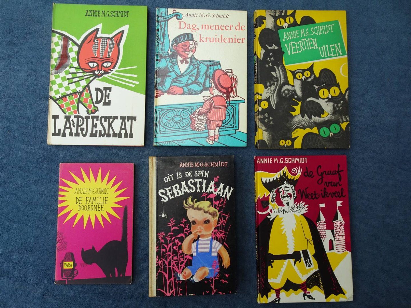 Schmidt, Annie M.G.. - Verzameling van 12 verschillende eerste drukken en 2 tweede drukken: De Lapjeskat, De Graaf van Weet-ik-veel, Op visite bij de reus, De Toren van Bemmelekom, Cabaretliedjes, Ik ben lekker stout, Het schaap Veronica, Kom, zei het schaap Veronic...