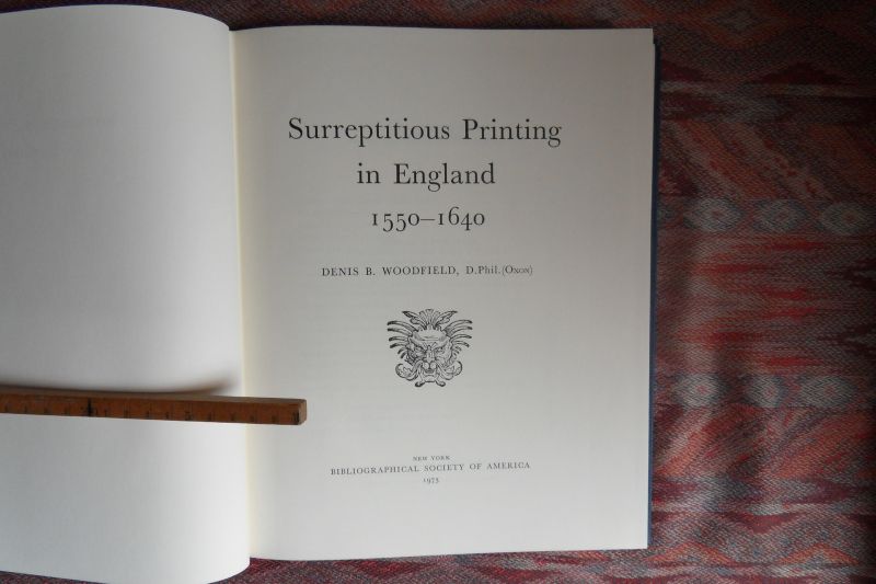 Woodfield, Denis B. - Surreptitious Printing in England 1550 - 1640. [ vertaling: heimelijk drukwerk in Engeland van 1550 tot 1640 ].