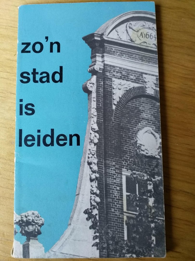 Mourik, B.A. fotos van Mr. F.E. de Wilde - Zo`n stad is Leiden; uitgegeven door de VVV te Leiden, met veel zwart-wit fotos, u wordt door de stad geleid via straten en monumenten.