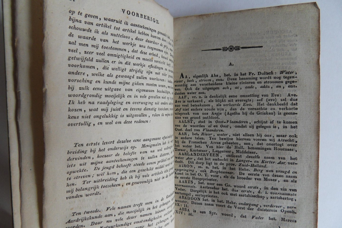 Montijn, J.W. (bijeenverzameld door). - Beteekenis en Afleiding van Eigennamen.