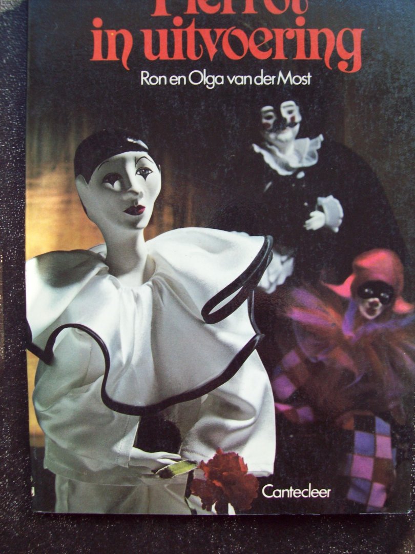 Ron & Olga van der Most - "Pierrot in uitvoering"  en andere toneelfiguren om zelf te maken.