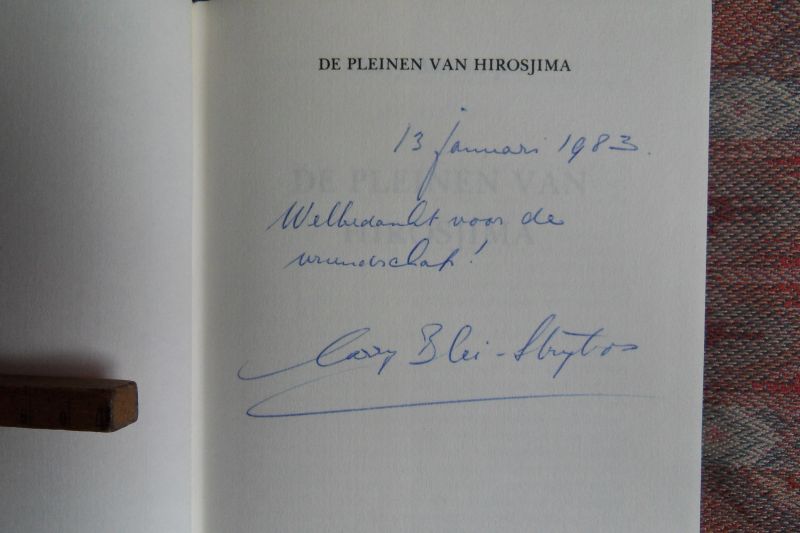 Blei-Strijbos, Corry. [ ! GESIGNEERD met opdracht ]. - De Pleinen van Hirosjima.